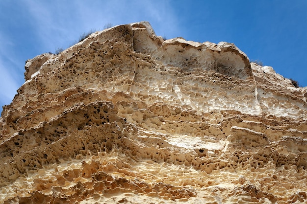 Rocas en la orilla del Mar Caspio