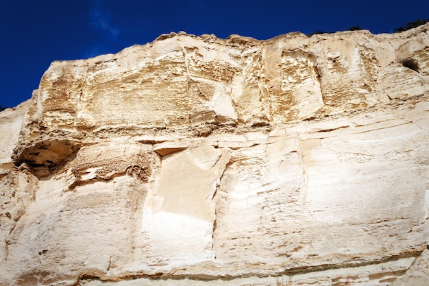 Rocas en la orilla del Mar Caspio