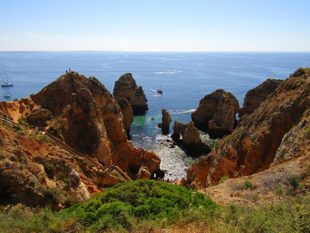 Foto las rocas en la orilla del mar contra el cielo