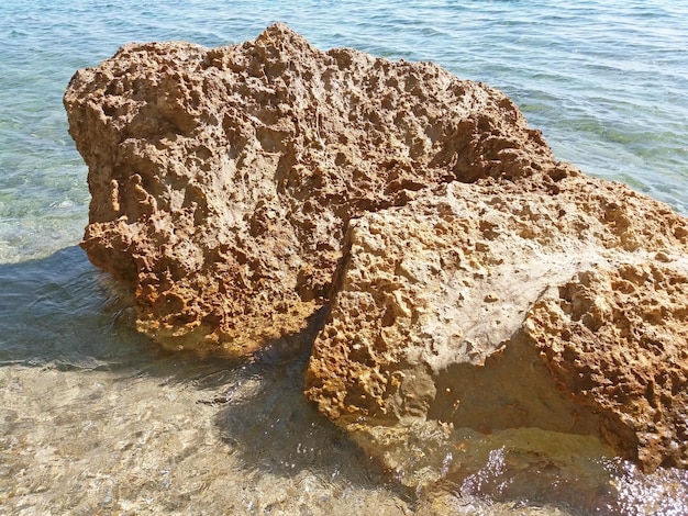 Rocas de la orilla del Mar Mediterráneo Grecia