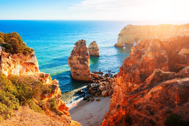 Rocas en la orilla del océano Atlántico en Algarve, Portugal. Hermoso paisaje marino de verano al atardecer