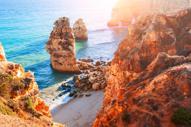 Rocas en la orilla del océano Atlántico en Algarve, Portugal. Hermoso paisaje marino de verano, famoso destino turístico