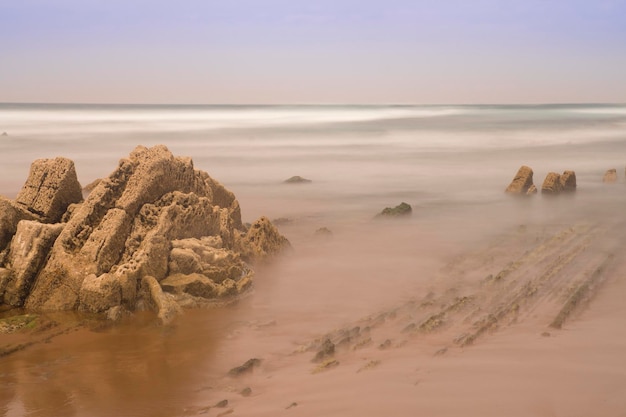 rocas en un paisaje marino en la costa