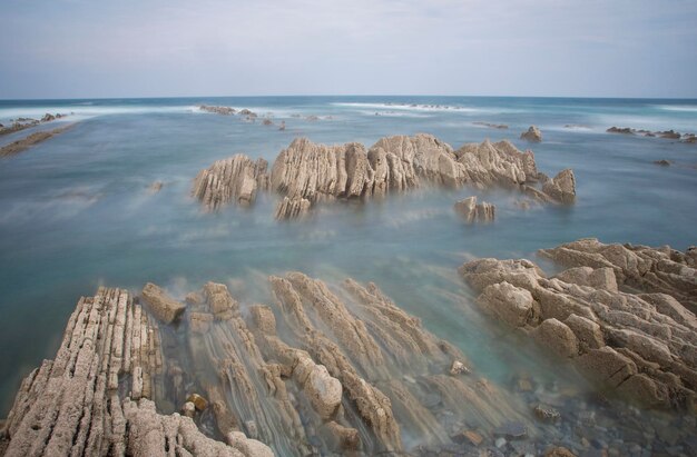 rocas en un paisaje marino en la costa