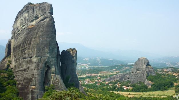 Rocas en pie en el paisaje contra un cielo despejado