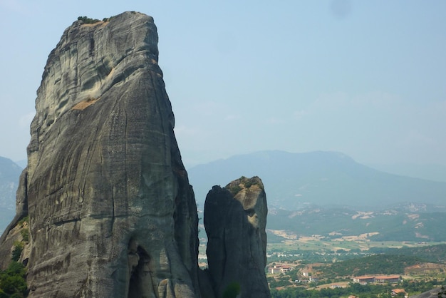 Rocas en pie en el paisaje contra un cielo despejado