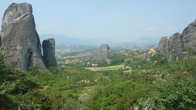 Rocas en pie en el paisaje contra un cielo despejado