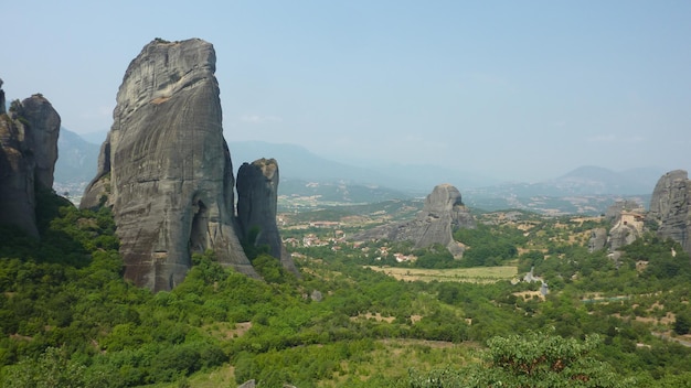 Rocas en pie en el paisaje contra un cielo despejado