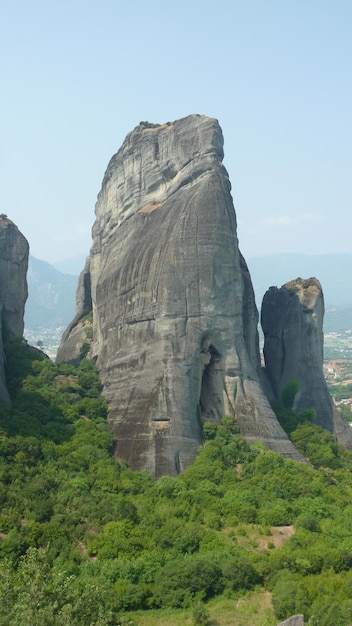 Rocas en pie en el paisaje contra un cielo despejado