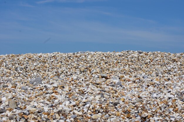 Las rocas en la playa contra el cielo azul