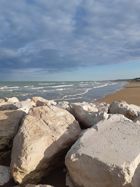 Las rocas en la playa contra el cielo