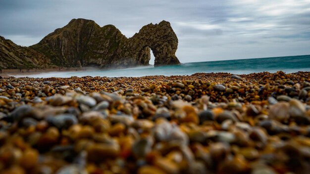 Las rocas en la playa contra el cielo