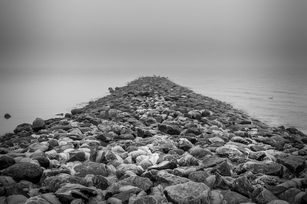 Foto las rocas en la playa contra el cielo