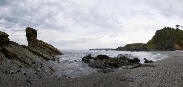 Foto las rocas en la playa contra el cielo