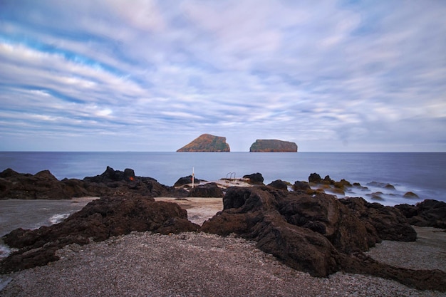 Rocas en la playa contra el cielo