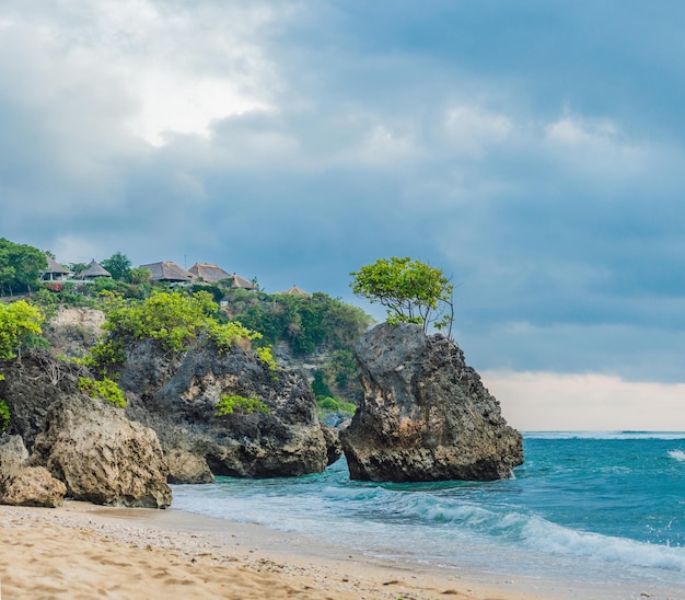 Rocas en la playa de Dreamland, isla de Bali, Indonesia