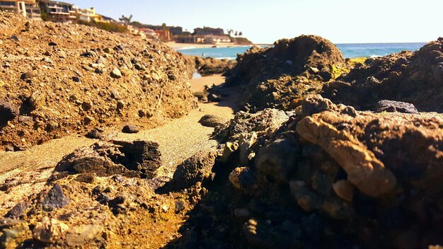 Foto las rocas en la playa de la laguna contra el cielo