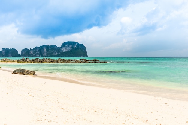 Rocas en la playa en el mar tropical en la provincia de Krabi de la isla de bambú