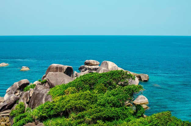 Rocas y playa de piedra Islas Similan con el famoso Sail Rock Phang Nga paisaje natural de Tailandia