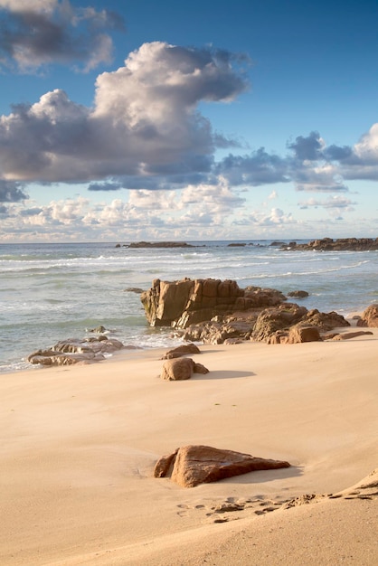 Rocas en la playa de Punta Forcados, Costa de la Muerte, Galicia, España