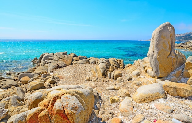 Rocas en la playa de Santa Reparata Cerdeña