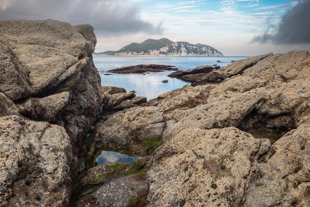 Rocas que aparecen con la marea baja