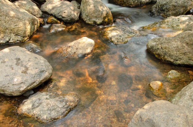 Las rocas que fluyen en la cascada.