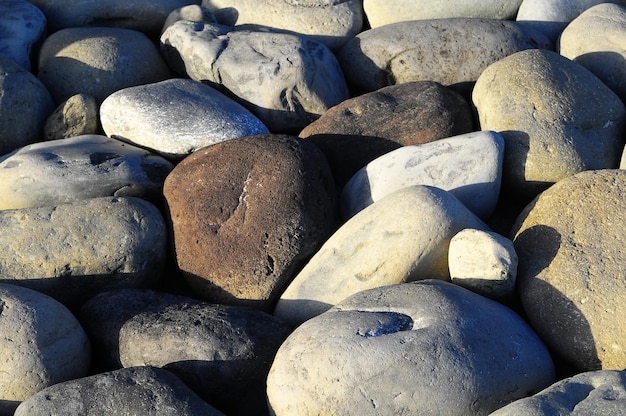 Rocas redondas alisadas por el agua