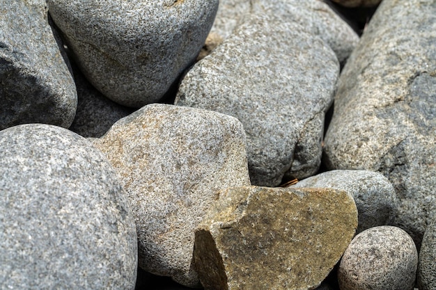 Rocas redondas y guijarros en la playa de Australia