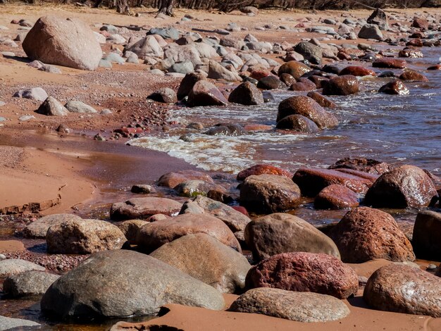 Rocas redondas a orillas del golfo de Finlandia.