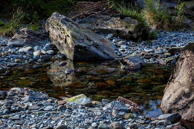 Rocas en el río Glaslyn en Gales