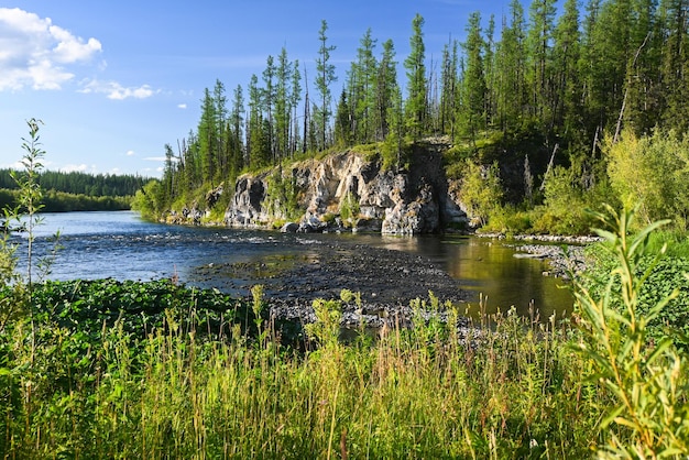 Rocas en el río Lemva