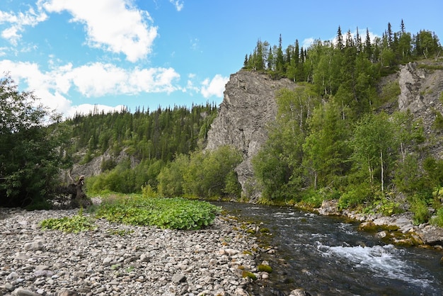 Rocas en el río Lemva