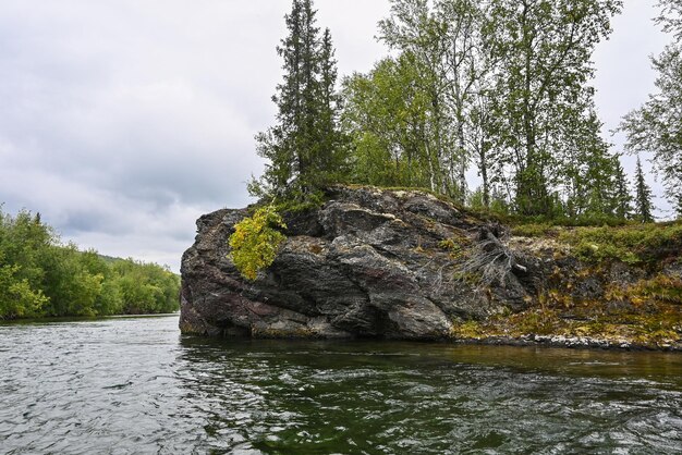 Rocas en el río Lemva