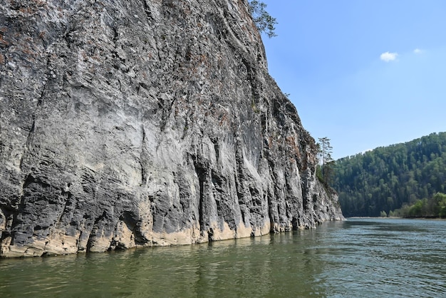 Rocas en el río taiga