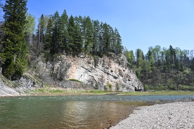 Rocas en el río taiga