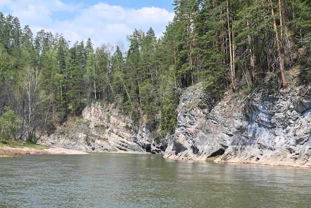 Rocas en el río taiga