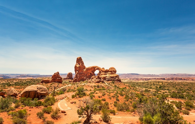 Rocas rojas con paisaje de cielo azul en Utah