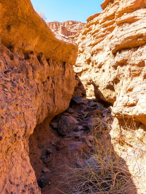 Rocas rojas y un pasaje entre rocas Cañones de arcilla Región de IssykKul en Kirguistán Viajes y turismo