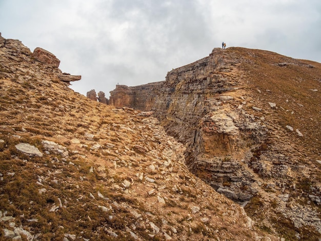 Rocas rojas sueltas Garganta de montaña Paisaje de montañas del desierto