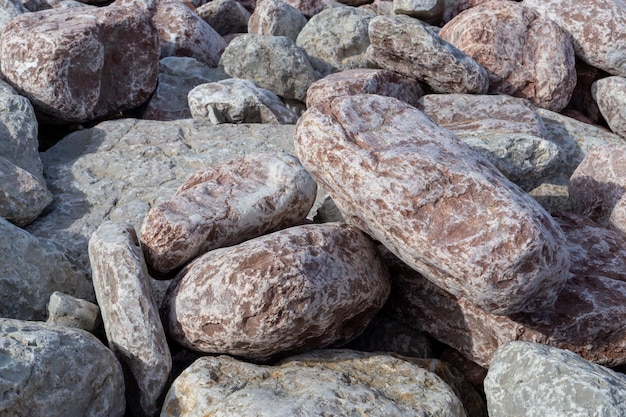 Rocas rosadas y grises en una playa en el norte de españa