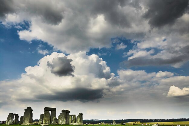 Las rocas en Stonehenge contra el cielo nublado