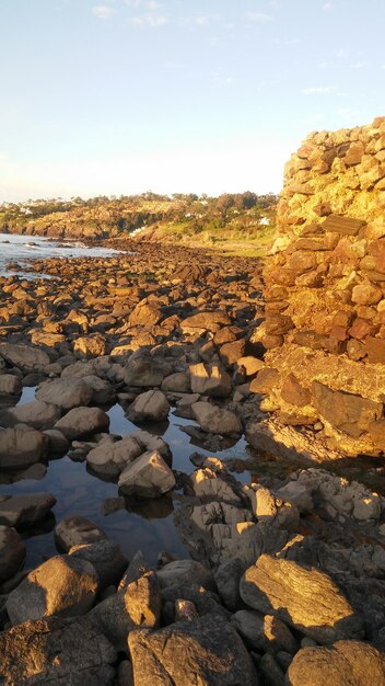 Las rocas en la tierra contra el cielo