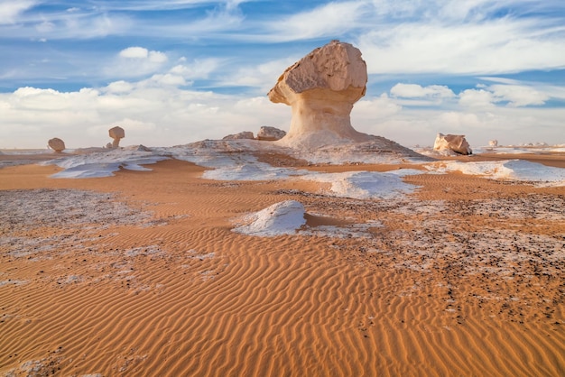 Rocas de tiza en el desierto blanco al atardecer Egipto Baharia