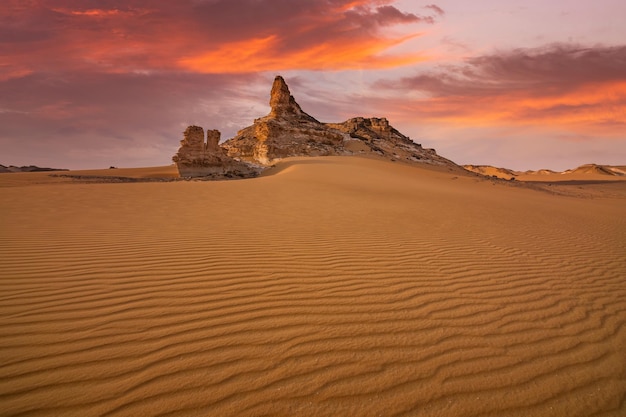 Rocas de tiza en el desierto blanco al atardecer Egipto Baharia