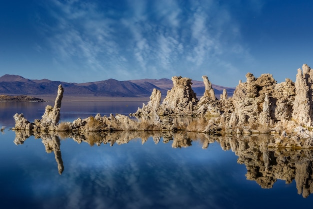 Rocas de toba en el lago mono calif