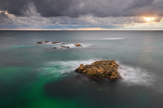 Rocas y tormenta de mar