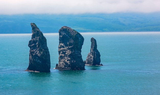 Las rocas de los tres hermanos en la bahía de Avacha. Península de Kamchatka