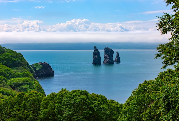 Las rocas de los tres hermanos en la bahía de Avacha. Península de Kamchatka