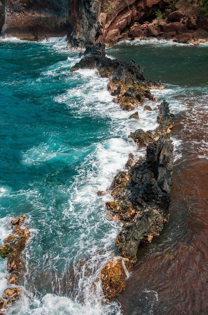 Rocas en la vista de la playa de una costa rocosa en el océano